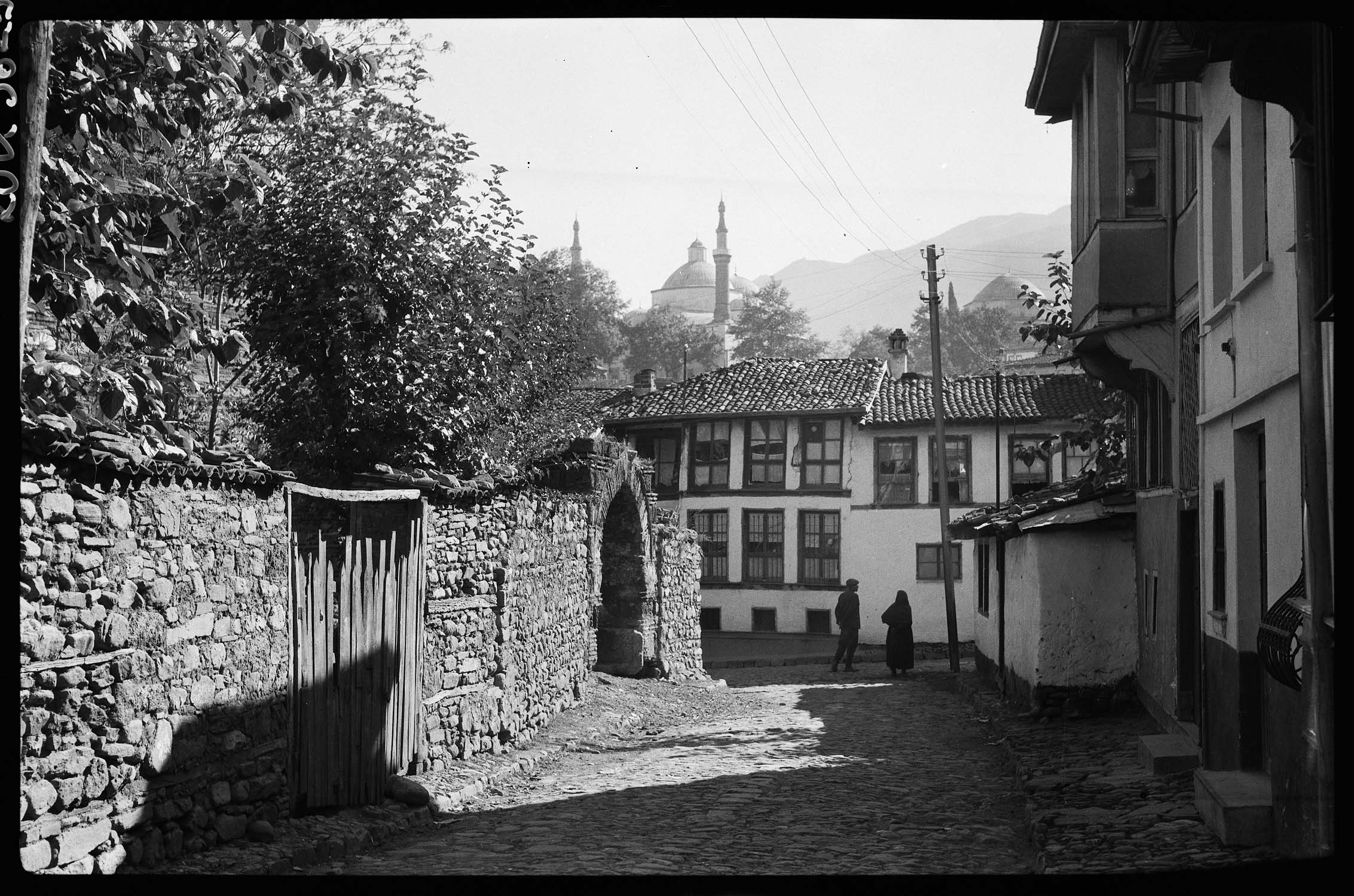 Rue ancienne, avec la mosquée Verte à l'arrière-plan